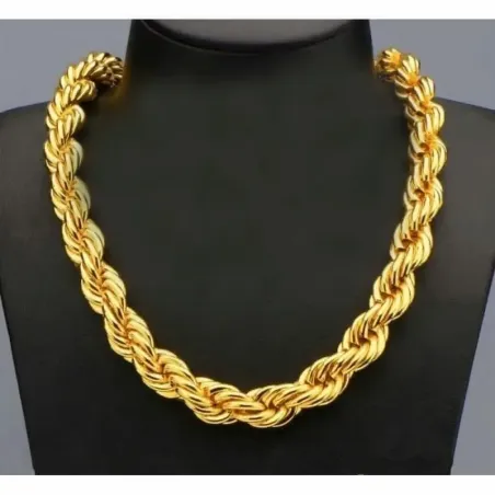 Cordón bisutería hombre con eslabón grueso 10mm oro chapado y cierre resistente, sobre fondo oscuro.