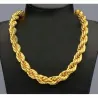 Cordón bisutería hombre con eslabón grueso 10mm oro chapado y cierre resistente, sobre fondo oscuro.