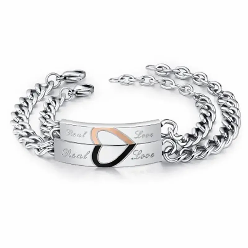 Conjunto de dos pulseras de acero inoxidable con corazón bicolor dividido para pareja.