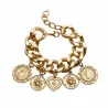 brazalete con dijes de 4 monedas y un corazón.