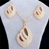 Conjunto de collar y pendientes bañados en oro con diseño brillante de bisutería