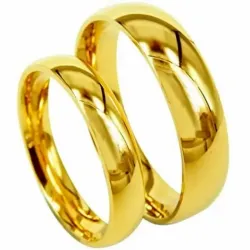 Alianza de bisutería clásica en acero chapado oro amarillo, diseño liso y brillante sobre fondo neutro.