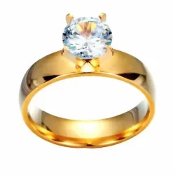 Anillo bisutería chapado en oro con piedra central brillante, sobre fondo claro mostrando su diseño elegante.