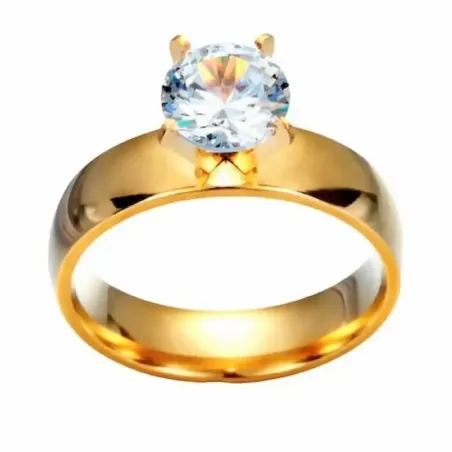 Anillo bisutería chapado en oro con piedra central brillante, sobre fondo claro mostrando su diseño elegante.