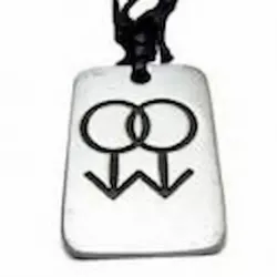 Collar bisutería hombre con colgante de acero diseño LGTBIQ+ y cordón negro ajustable, sobre fondo neutro.