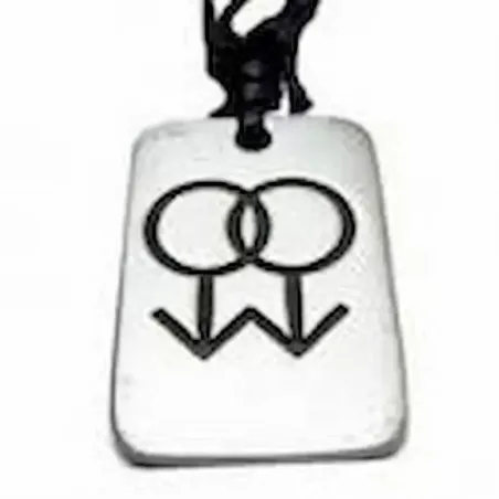 Collar bisutería hombre con colgante de acero diseño LGTBIQ+ y cordón negro ajustable, sobre fondo neutro.