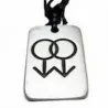 Collar bisutería hombre con colgante de acero diseño LGTBIQ+ y cordón negro ajustable, sobre fondo neutro.
