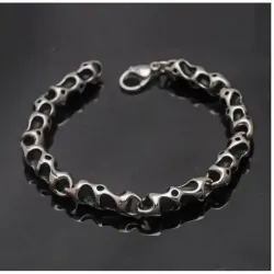 Brazalete de bisutería para hombre en acero inoxidable quirúrgico, mostrando su cadena robusta y acabado brillante