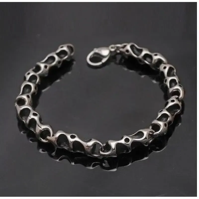 Brazalete de bisutería para hombre en acero inoxidable quirúrgico, mostrando su cadena robusta y acabado brillante