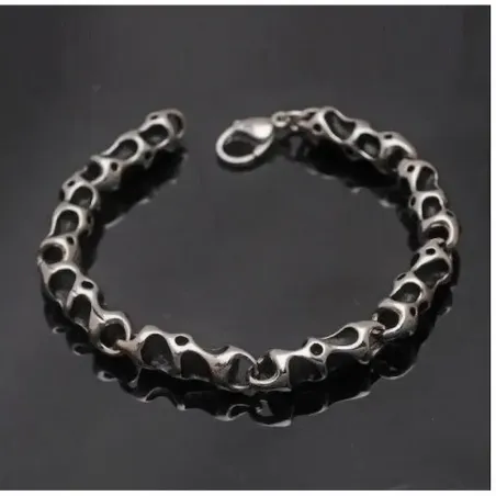 Brazalete de bisutería para hombre en acero inoxidable quirúrgico, mostrando su cadena robusta y acabado brillante