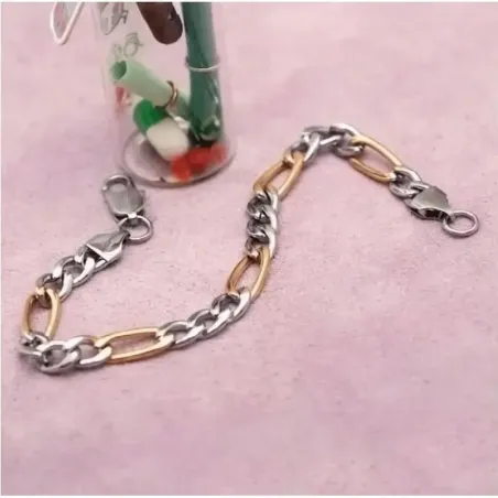 Brazalete de bisutería para hombre en acero inoxidable bicolor, mostrando sus eslabones alternados en blanco y amarillo.