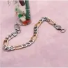 Brazalete de bisutería para hombre en acero inoxidable bicolor, mostrando sus eslabones alternados en blanco y amarillo.