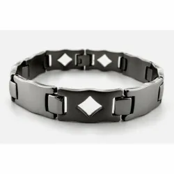 Brazalete de bisutería para hombre en acero inoxidable con diseño geométrico, mostrando sus líneas y acabado pulido.
