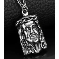 Collar bisutería hombre con colgante del rostro de Jesús en acero plateado, sobre fondo oscuro.