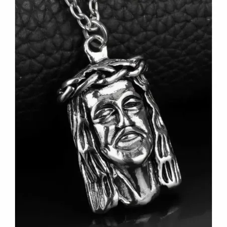 Collar bisutería hombre con colgante del rostro de Jesús en acero plateado, sobre fondo oscuro.