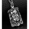 Collar bisutería hombre con colgante del rostro de Jesús en acero plateado, sobre fondo oscuro.