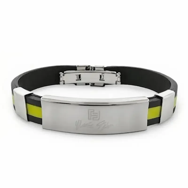 Pulsera bisutería hombre en acero y goma negra, mostrando su textura y acabado moderno sobre fondo neutro.