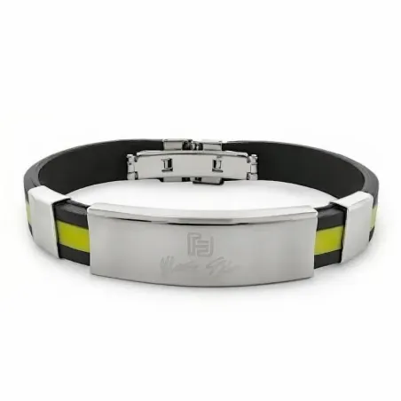 Pulsera bisutería hombre en acero y goma negra, mostrando su textura y acabado moderno sobre fondo neutro.