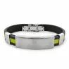 Pulsera bisutería hombre en acero y goma negra, mostrando su textura y acabado moderno sobre fondo neutro.