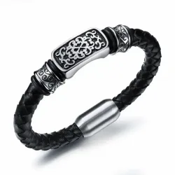 Pulsera bisutería hombre en titanio y piel negra con cierre magnético y detalle central plateado, sobre fondo neutro.