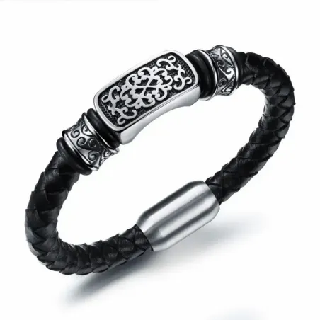 Pulsera bisutería hombre en titanio y piel negra con cierre magnético y detalle central plateado, sobre fondo neutro.