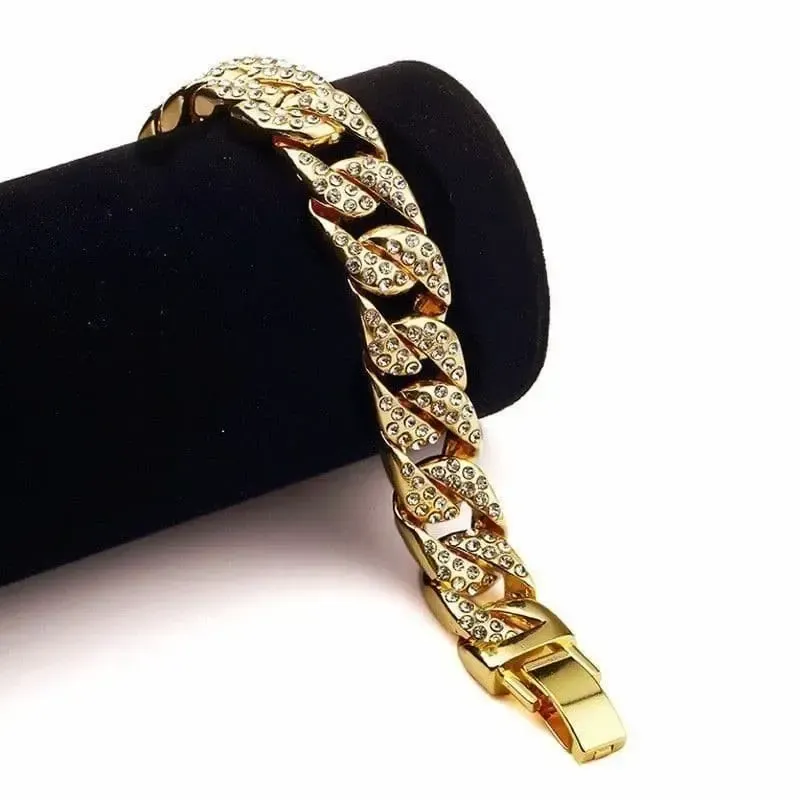 Pulsera bisutería hombre estilo hip hop chapada en oro con cristales, sobre fondo oscuro mostrando su brillo.