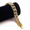 Pulsera bisutería hombre estilo hip hop chapada en oro con cristales, sobre fondo oscuro mostrando su brillo.