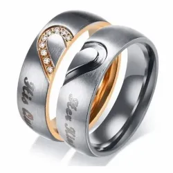 Anillo bisutería pareja con diseño corazón y circonias brillantes sobre fondo blanco elegante.
