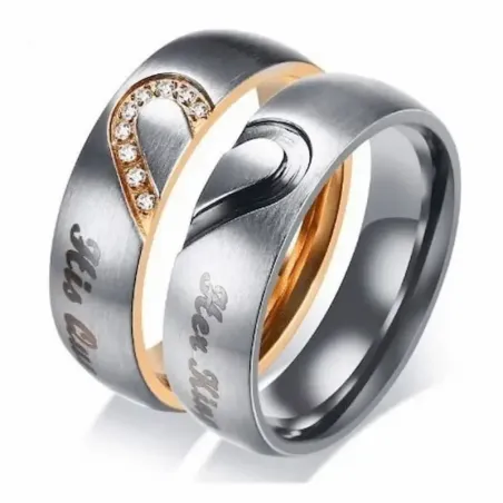Anillo bisutería pareja con diseño corazón y circonias brillantes sobre fondo blanco elegante.