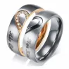 Anillo bisutería pareja con diseño corazón y circonias brillantes sobre fondo blanco elegante.