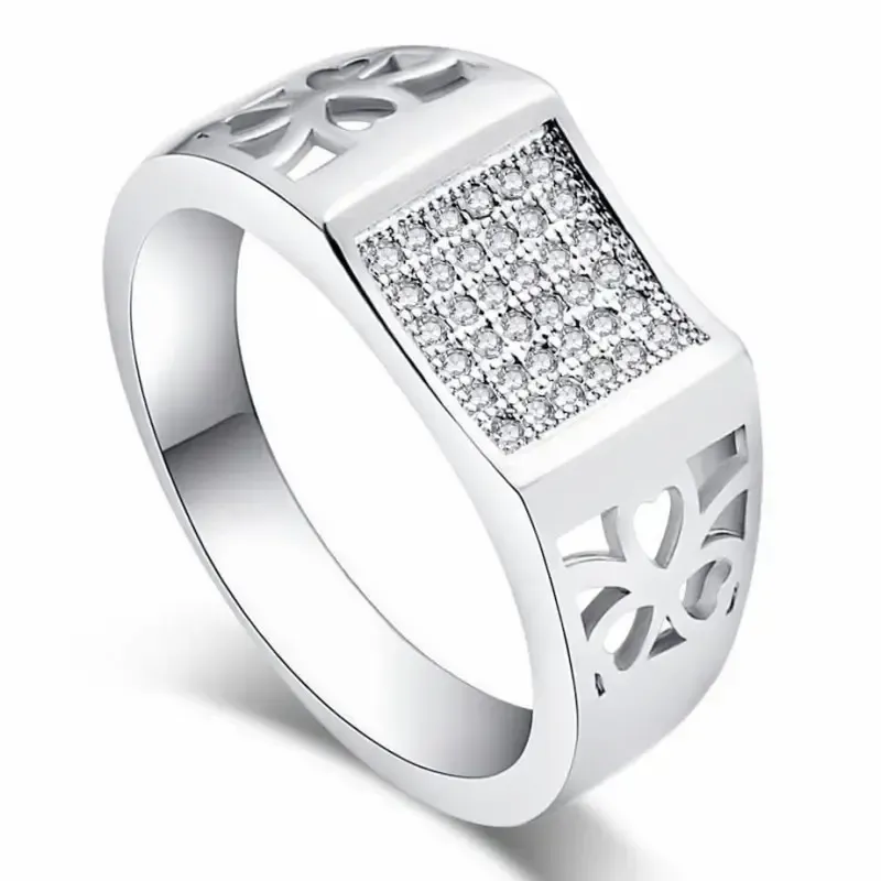 Anillo bisutería unisex con baño plata 925 y cristal blanco brillante, sobre fondo gris.