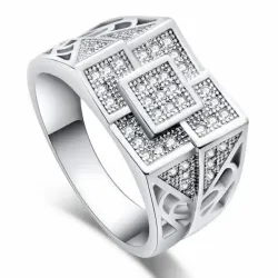 Anillo bisutería mujer con piedras cristal talla 22 y baño plata brillante, sobre fondo rosa suave.