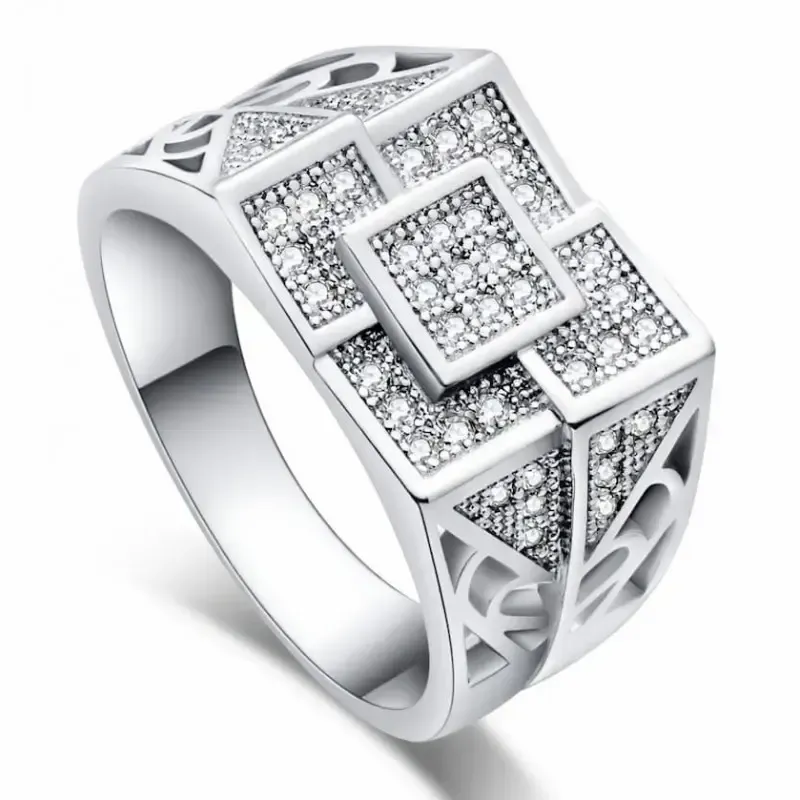 Anillo bisutería mujer con piedras cristal talla 22 y baño plata brillante, sobre fondo rosa suave.