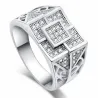 Anillo bisutería mujer con piedras cristal talla 22 y baño plata brillante, sobre fondo rosa suave.