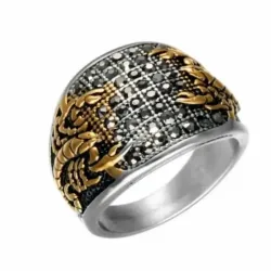 Anillo bisutería hombre con escorpión 1,5cm acero y acabado oro 18K, sobre fondo negro.