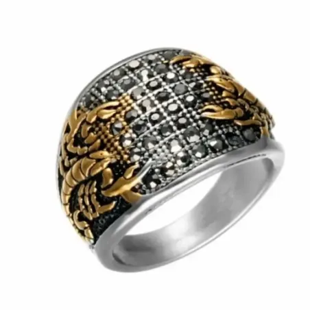 Anillo bisutería hombre con escorpión 1,5cm acero y acabado oro 18K, sobre fondo negro.