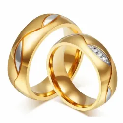 Alianza bisutería pareja con circonitas blancas 6mm acabado oro 18K, sobre fondo rosa suave.