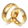 Alianza bisutería pareja con circonitas blancas 6mm acabado oro 18K, sobre fondo rosa suave.