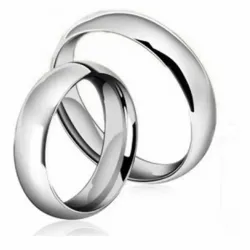 Alianza bisutería pareja clásica acero 6mm y superficie pulida, sobre fondo blanco.
