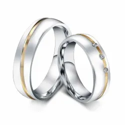Alianza bisutería pareja con circonias 6mm chapado oro y superficie brillante, sobre fondo blanco.