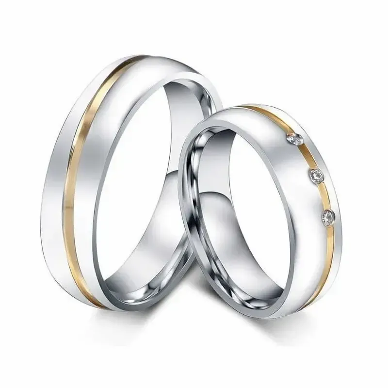 Alianza bisutería pareja con circonias 6mm chapado oro y superficie brillante, sobre fondo blanco.