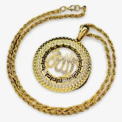 Colgante islámico bisutería hombre con piedras blancas 5,5cm chapado oro 14K y cadena, sobre fondo oscuro.