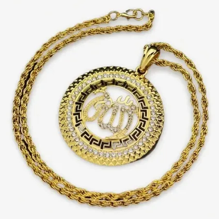 Colgante islámico bisutería hombre con piedras blancas 5,5cm chapado oro 14K y cadena, sobre fondo oscuro.