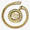 Colgante islámico bisutería hombre con piedras blancas 5,5cm chapado oro 14K y cadena, sobre fondo oscuro.