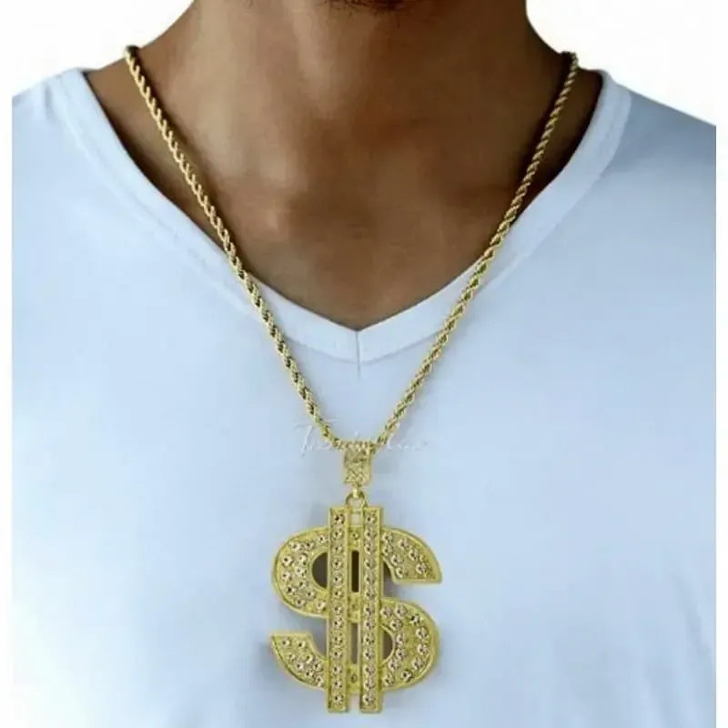 Collar bisutería hombre con dólar 9cm cristales blancos y cadena gruesa, sobre fondo negro.