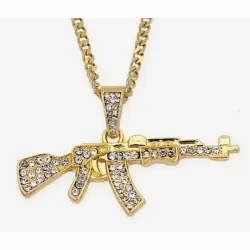 Collar bisutería hombre con rifles AK47 y UZI 5cm acabado 14K y cristales, sobre fondo negro mate.