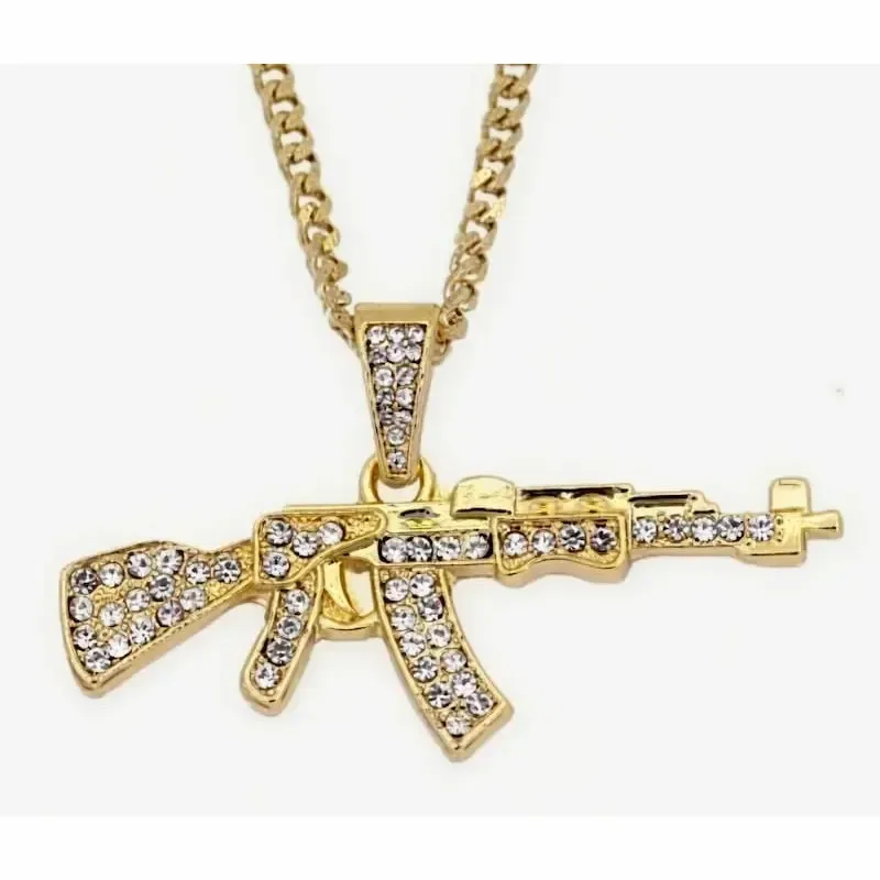 Collar bisutería hombre con rifles AK47 y UZI 5cm acabado 14K y cristales, sobre fondo negro mate.