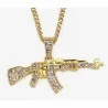 Collar bisutería hombre con rifles AK47 y UZI 5cm acabado 14K y cristales, sobre fondo negro mate.
