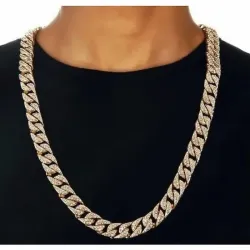 Cadena bisutería hombre estilo cuba miami 14mm chapado 18K y eslabones gruesos, sobre fondo negro.