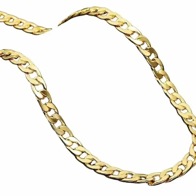 Collar bisutería hombre con cadena 6mm chapado oro 18K y eslabón cuadrado, sobre fondo gris suave.